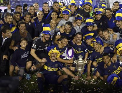 Los jugadores de Boca Juniors con el trofeo de campeón.