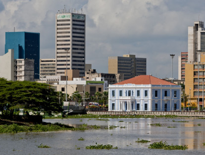 Vista de parte de la Intendencia Fluvial, en Barranquilla y del Caño de la Ahuyama, desde el peaje interno de la ciudad.
