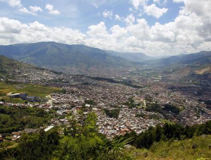 El Ecoparque Cerro El Picacho es un parque natural ubicado al noroccidente de Medellín. Uno de los atractivos principales del cerro es su vista casi completa de la ciudad de Medellín y los municipios de Bello, Copacabana, Envigado y Sabaneta.