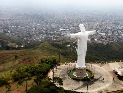En el Cerro de los Cristales, al occidente de Cali, queda el monumento a Cristo Rey, una estatua de 26 metros de altura y pesa 464 toneladas. Desde allí se puede ver casi toda la ciudad.