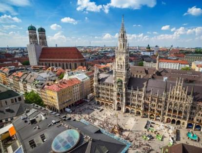 Múnich, ciudad de Alemania, resalta por la calidad de sus universidades públicas y las múltiples especializaciones que se pueden realizar en estas instituciones educativas. Todo esto se complementa con la posible estabilidad laboral en medio de los estudios.