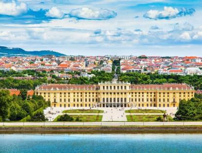 Viena es la capital de Austria y, además, es una de las ciudades históricas que combinan el conocimiento cultural con el aprendizaje y el desarrollo de cualquier carrera universitaria.