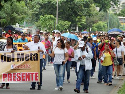 Unos 2.000 docentes de las instituciones educativas del departamento del Meta marcharon por las principales calles de la capital para pedir que el Gobierno nacional les cumpla los compromisos adquiridos el año pasado.