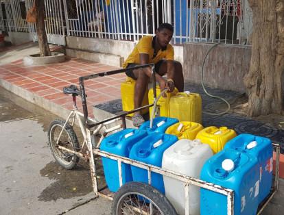 El desespero entre los habitantes de Santa Marta es grande, desde hace días el agua dejó de llegar más de 200 barrios por consecuencia de la sequía, y conseguir el preciado líquido se vuelve un desafío cada despertar.
