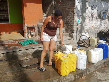 El desespero entre los habitantes de Santa Marta es grande, desde hace días el agua dejó de llegar más de 200 barrios por consecuencia de la sequía, y conseguir el preciado líquido se vuelve un desafío cada despertar.