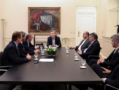 Reunión de Mauricio Macri con cinco gobernadores argentinos para hablar sobre el rumbo de la economía y las negociaciones con el Fondo Monetario Internacional este jueves.