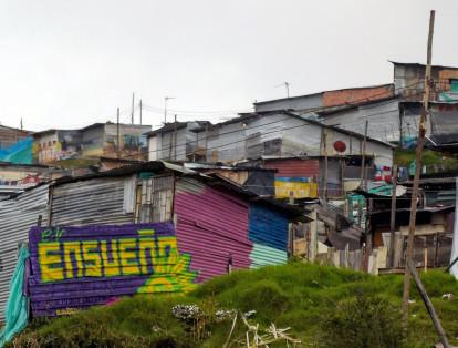 En Ciudad Bolívar, donde en total viven unas 700.000 personas, late otro rechazo: la paz no alivió a los miles que la violencia expulsó y que ahora viven en cinturones urbanos de miseria.