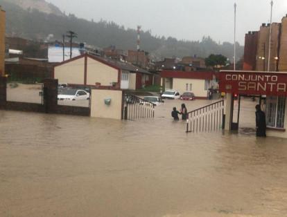 Las fuertes lluvias han dejado varias inundaciones en la ciudad de Duitama, Boyacá. En la foto durante las labores de evacuación adelantadas por el cuerpo de Bomberos del municipio.