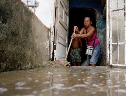 Incluso, luego del desbordamiento del río El Salao, varias familias se vieron en la obligación de sacar el agua de sus casas.