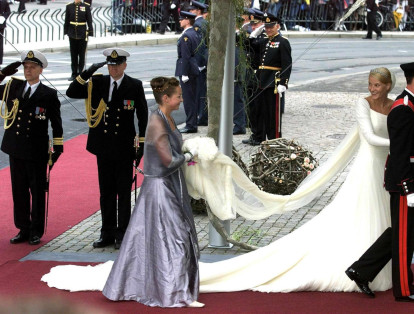 En la boda real del principe Haakon de Noruega y Mette-Marit el vestido de la princesa fue confeccionado por el modista noruego Ove Harder Finseth, quién uso tejidos de seda en color marfil y una cola de dos metros. 
El atuendo de Mette-Marit estuvo inspirado en el que usó la reina Maud, bisabuela de Haakon en su boda con el rey Haakon VII.