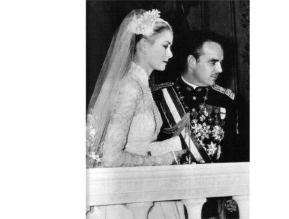 En el matrimonio de Grace Kelly y Rainiero III de Mónaco el vestido que ella usó fue un diseño de Helen Rose que contaba con encajes, una falda y un fajín en seda.
