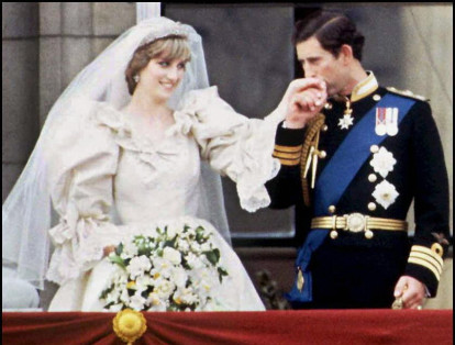 En el matrimonio entre el príncipe Carlos y la princesa Diana, Lady Di llevó un vestido con un corte de escote en V y mangas abultadas diseñado por David y Elizabeth Emanuel.
El vestido era de seda color marfil y tenía cerca de 10.000 perlas incrustadas y larga cola que alcanzaba los 25 metros.