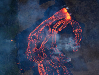 Una casa es rodeada por grandes flujos de lava que salió de la erupción de una fisura del volcán Kilauea ubicado en Pahoa, Hawai.