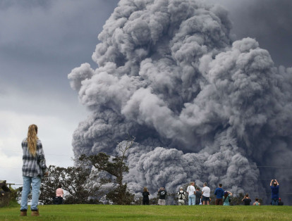 Más de 1.700 personas han tenido que ser evacuadas desde que el volcán entrara en erupción el pasado 3 de mayo, y unas 40 estructuras, docenas de casas y automóviles han resultado destruidos.