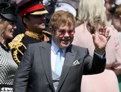 Sir Elton John, famoso cantante y pianista británico no solo estuvo invitado sino que cantó en la recepción privada de la boda.