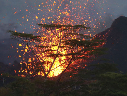 Una fuente de lava sale de una fisura que dejó el volcán Kilauea en la isla grande de Hawái.
