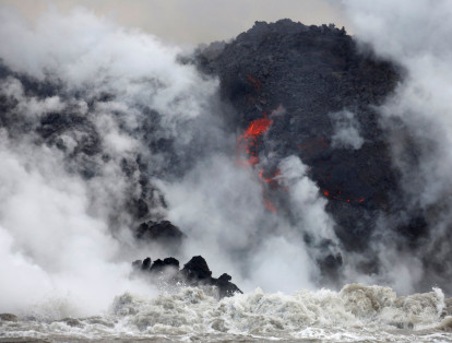Con la entrada de lava del volcán al océano se crean nubes tóxicas en el ambiente.