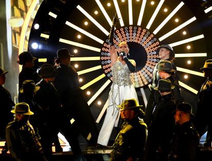 La actuación de Jennifer Lopez en los Billboard Music Awards estuvo marcada por su impresionante montaje, coreografía y sus cambios de vestuario.