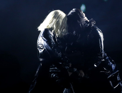 Christina Aguilera y Demi Lovato comparten escenario para cantar "Fall In Line" durante la ceremonia de los premios Billboard.