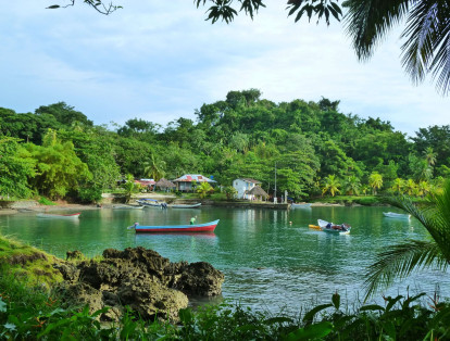 La playa del Aguacate con sus aguas verdes es uno de los sitios más impactantes de Capurganá, en Chocó.