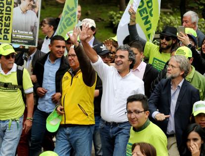Sergio Fajardo, aspirante presidencial de la Coalición Colombia, decidió realizar una caminata por las calles aledañas al estadio El Campín.