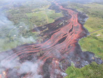 El Servicio Geológico de EE. UU. advirtió que flujos de lava del volcán Kilauea, en Hawái, estaban llegando al Océano Pacífico, un fenómeno que alertó a las autoridades, porque produce una nube de humo tóxica.