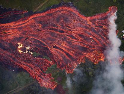 El encuentro de la lava incandescente con el agua produce humos ácidos, un fenómeno llamado en inglés "laze", una palabra formada a partir de los términos "lava" y "haze" (niebla).