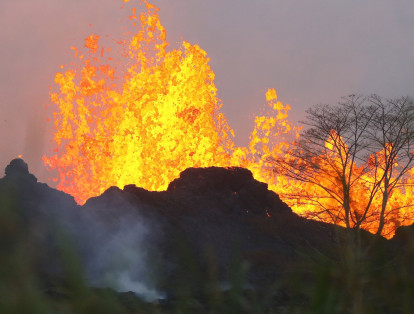 Dos mil personas han recibido órdenes de salir de sus hogares debido a los flujos de lava y el gas tóxico de dióxido de azufre, cuyos niveles se han triplicado en los últimos días.