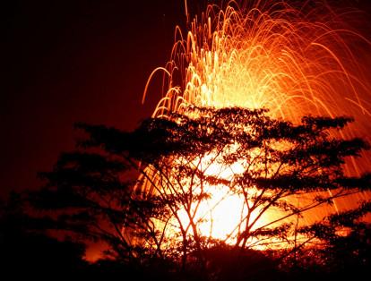 El sábado, una persona resultó herida de gravedad al ser salpicada con lava del volcán. Desde que el Kilauea entró en erupción el pasado 3 de mayo, unas 40 estructuras, docenas de casas y automóviles han resultado destruidos.