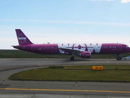 WOW air es una aerolínea islandesa que viaja a 20 destinos de Europa y Estados Unidos. Cuenta con una flota de 17 aeronaves. El precio promedio en dólares por kilómetro recorrido en sus trayectos, según Rome2Rio, es de 0,010 dólares.