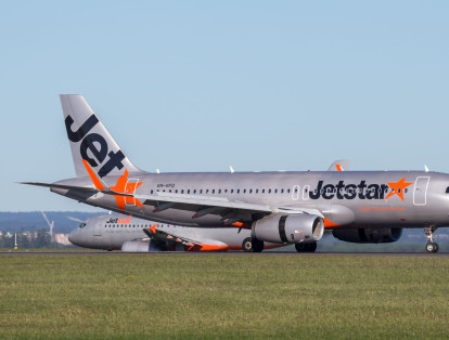 Jetstar Airways se trata de otra aerolínea australiana de bajo costo. Vuela a 30 destinos domésticos. Su relación precio versus kilómetros recorridos es de 0,09 dólares.