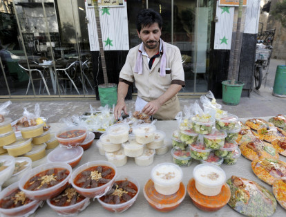 "Un kilo de azúcar costaba 22.000 libras sirias (unos 40 dólares, más de 100.000 pesos colombianos), ahora está en unas 500 libras (un dólar, menos de 3.000 pesos)", dice Hasan Saryul, uno de los asistentes al mercado.