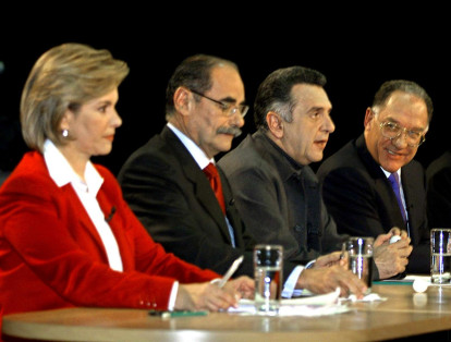 2002: Ese año, Álvaro Uribe Vélez ganó la Presidencia de Colombia en primera vuelta con más del 54 % de los votos. Otros candidatos que participaron en estas elecciones fueron Horacio Serpa, Luis Eduardo Garzón, Noemí Sanín e Ingrid Betancourt.
