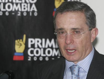 2006: Las elecciones de ese año también se resolvieron en primera vuelta. Álvaro Uribe Vélez se convirtió en presidente de Colombia con el 62,35 % de los votos. En ese momento, otros candidatos que aspiraron al título máximo político del país fueron Carlos Gaviria, Horacio Serpa y Antanas Mockus.
