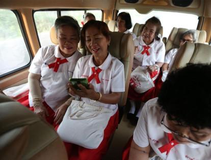 Un grupo de abuelas se suben al bus para ir a una escuela en la provincia de Ayutthaya, en Tailandia.