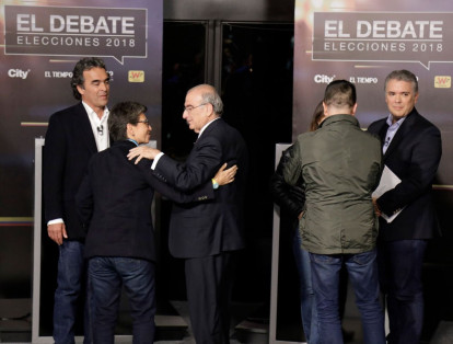 Claudia López, fórmula vicepresidencial de Fajardo saluda al candidato Humberto De La Calle durante el corte comercial en el set de #ElDebate.