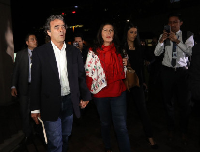 Sergio Fajardo, candidato de la Coalición Colombia, llega de la mano de su esposa Lucrecia Ramírez.