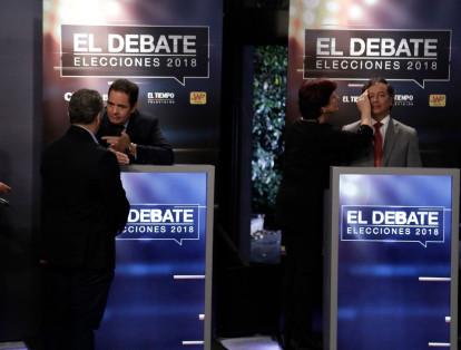 Los candidatos también tuvieron tiempo de retocar su 'look' durante los intermedios de #ElDebate.