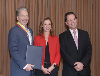 El embajador de Estados Unidos Kevin Whitaker, María Claudia Lacouture y José Luis Sánchez.