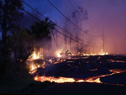 Cientos de personas recibieron nuevas órdenes de evacuar las inmediaciones al volcán Kilauea en Hawái, después de que volvió a expulsar columnas de ceniza.