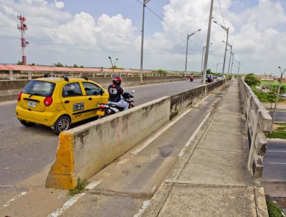 En la avenida Circunvalar, en la calle 51B, en el sur de Barranquilla, hay un puente al cual le instalaron unos separadores para que los motociclistas pasaran por ahí, sin embargo, estos nunca los utilizan.