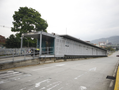 La estación San Pedro del Metroplús, en Medellín, nunca entró en funcionamiento porque su ubicación no fue la correcta. La parada está ubicada en una pendiente de 14,7 por ciento de inclinación, más del doble de lo establecido por la normas de seguridad.