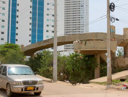 La obra del puente peatonal Benjamín Herrera, en Cartagena, inició en la administración del alcalde Gabriel García Romero (1992-1994) y hasta la fecha sigue inconclusa y en total abandono.