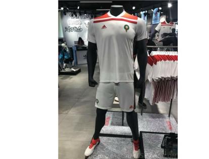 Marruecos ha jugado 112 encuentros en la competencia preliminar de la Zona Africana, más que cualquier otro equipo de su región. La camiseta de esta selección  es blanca con franjas rojas en la parte alta del pecho y los hombros.