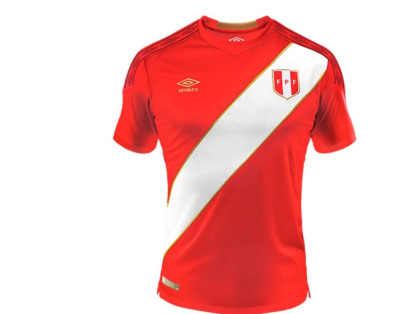 El rojo como base y una franja blanca en diagonal, casi recta, que atraviesa el pecho son los elementos característicos de la camiseta que portará Perú como visitante en el mundial. Perú está apareciendo en su quinta Copa del Mundo después de una interrupción de 36 años, el equipo con un descanso  del torneo más largo de todos los equipos calificados.