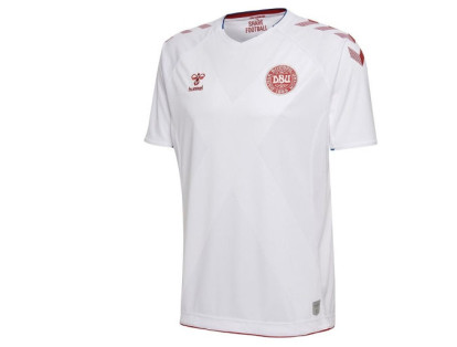 Dinamarca usará  una camiseta blanca que juega con el diseño de la remera de local, manteniendo flechas rojas en los hombros.