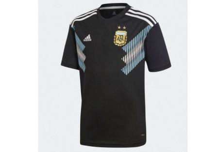 Adidas rinde un homenaje en esta ocasión a la Argentina con 2 estrellas por encima del escudo de la camiseta en referencia a las 2 copas del mundo que ha ganado. Una camiseta de color negro con las franjas de la bandera a los costados del pecho a la altura de los brazos.
