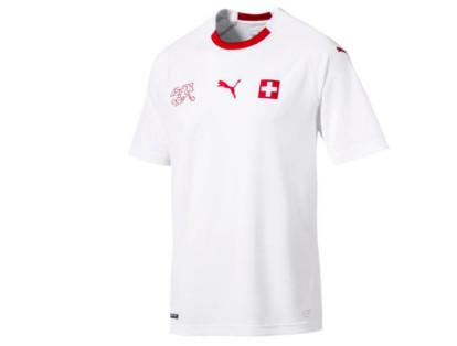 Suiza está compitiendo en su undécima final y la cuarta consecutiva, habiendo participado también en cuatro consecutivas ediciones entre 1934 y 1954. La camiseta de esta selección es blanca con detalles de color rojo.