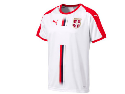 Serbia presenta en esta ocasión una camiseta blanca  sin ningún diseño especial. El único elemento para resaltar de la prenda es que la bandera del país se encuentra estampada en el centro del pecho.