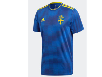 Suecia llevará una camiseta donde predomina el azul en un patrón de cuadros formados por líneas horizontales, además de algunos detalles de color amarillo el cuello y los hombros. Suecia regresa a la copa del mundo después de 12 años de ausencia y esta será su doceava participación.